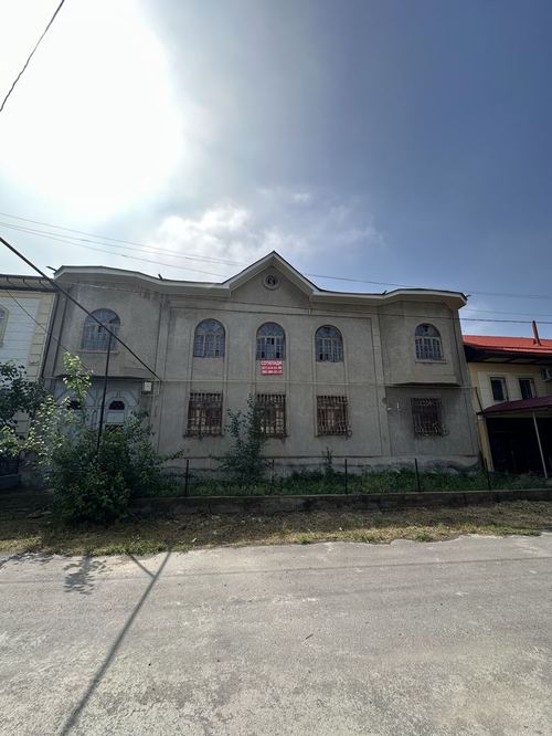 Yangi Hayot tumanida 3 qavatli 8 xonali hovli sotiladi