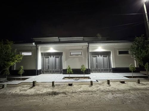 Yangi qurilgan zamonaviy uy sotiladi